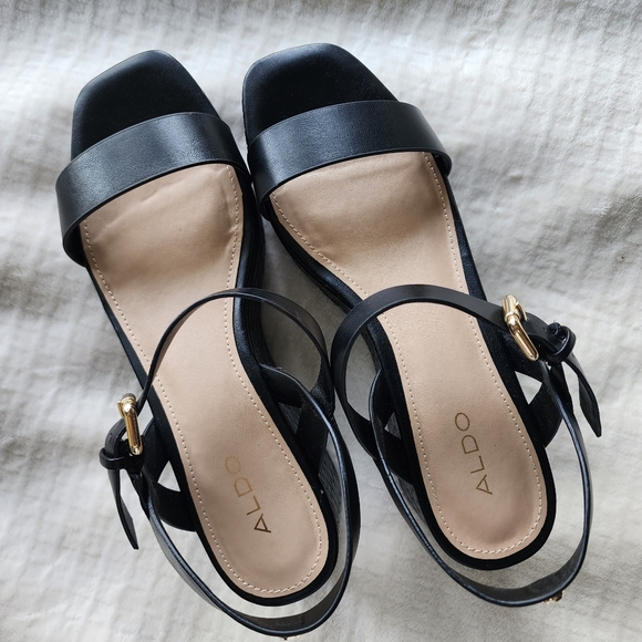 EUC ✅️ Platform Sandal Wedge - Picture 7 of 7